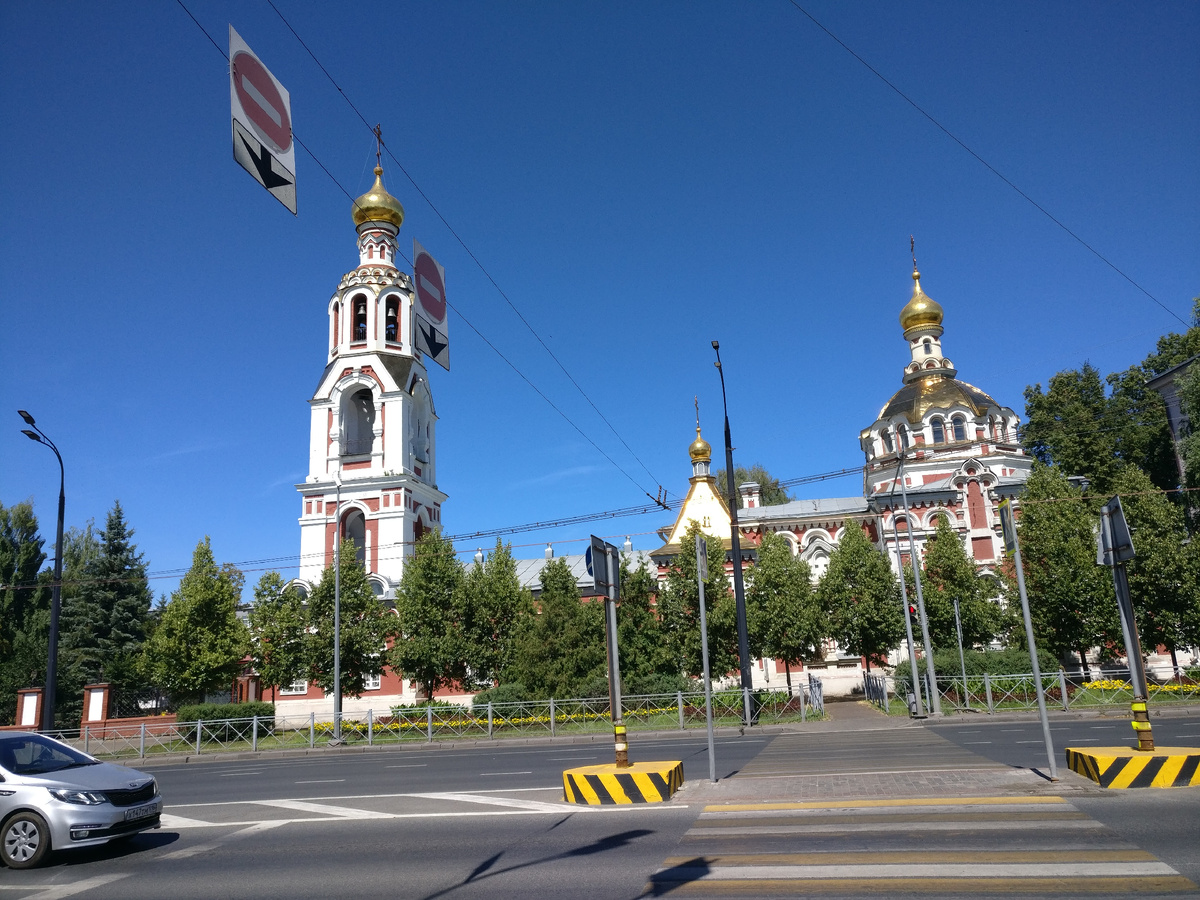 Варваринская церковь в Казани; жаль, что красоту здания заслоняют деревья