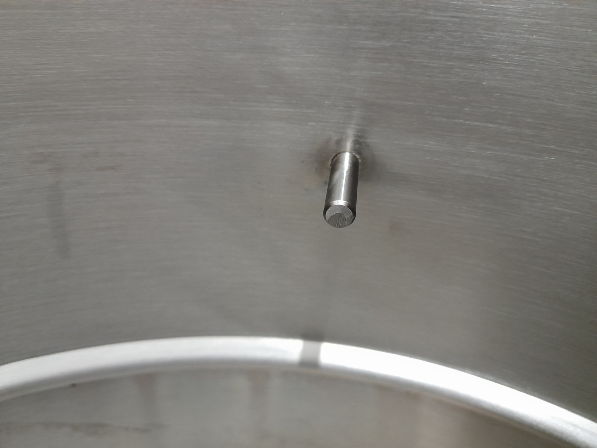 Гильза под термометр. Вид внутри Куба. Фото автора.