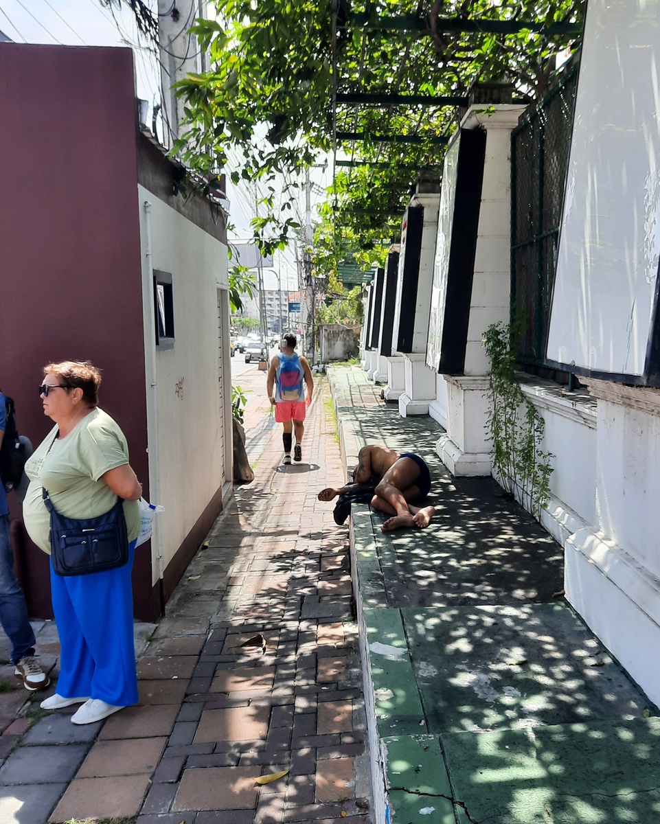 А этот мужчина спит в теньке сразу за полицейской будкой. 