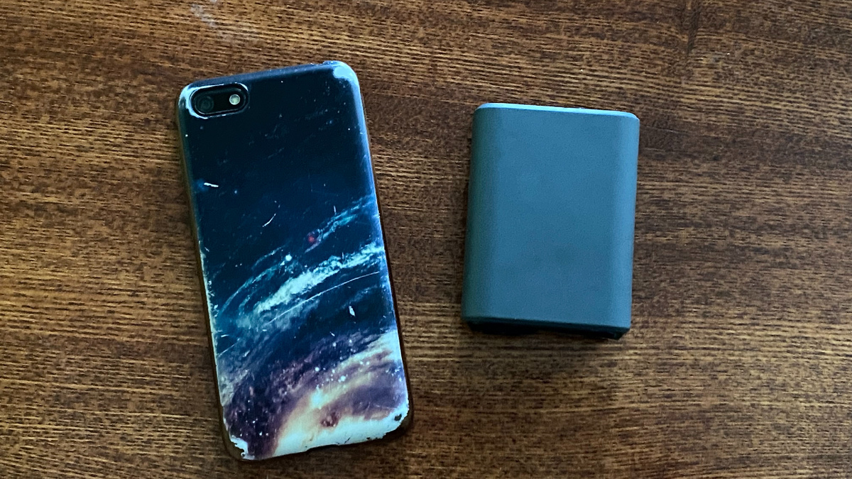 Соотношение размеров повербанка с обычным смартфоном