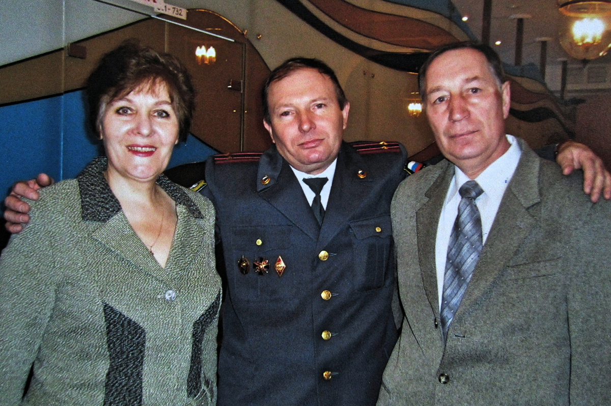 "Трудный элеМЕНТ" не порывает связи с ветеранами дубненской милиции, которые всегда "задавали тон" в деятельности ОВД. Фото из личного архива автора.