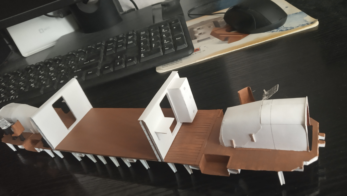 Пол и перегородки наклеены на гофрокартон, чтобы не повело.