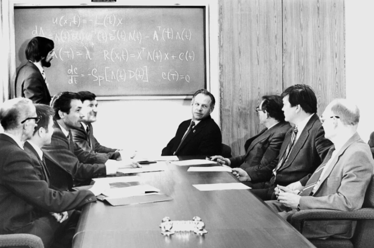    Михаил Решетнёв с коллегами на заседании кафедры «Механика и процессы управления» государственного университета, 1986 год.