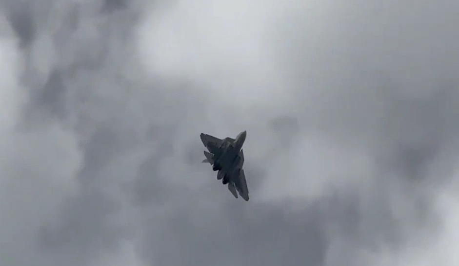Кадры тренировочного полета Су-57 в Чжухае. Надо понимать, что в этот момент самолёт не летить а красиво зависает в воздухе, исполняя очередной пируэт. Кадры из соцсетей