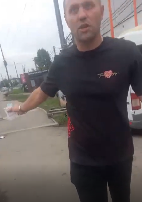 замахивается для удара ( полное видео имеется)