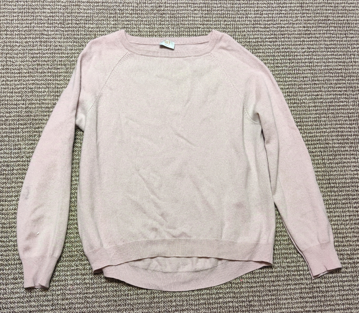 С виду прекрасный и, казалось бы, целый джемпер, мягкий, теплый