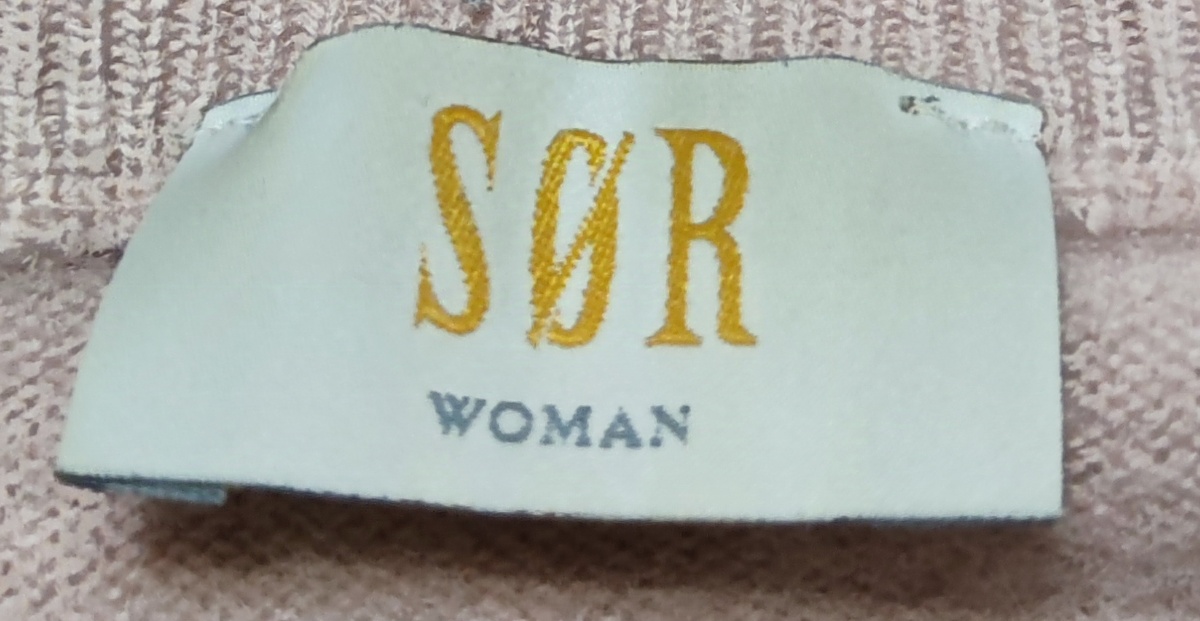 Скандинавский бренд, бирка практически выцветшая, но на ней проглядывала надпись 100% cashmere, да и сомнений не было. 