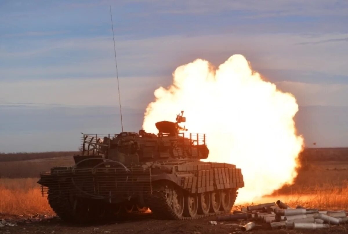    Экипаж Т-62М возвращается к подбитому танку, чтобы атаковать позиции ВСУ