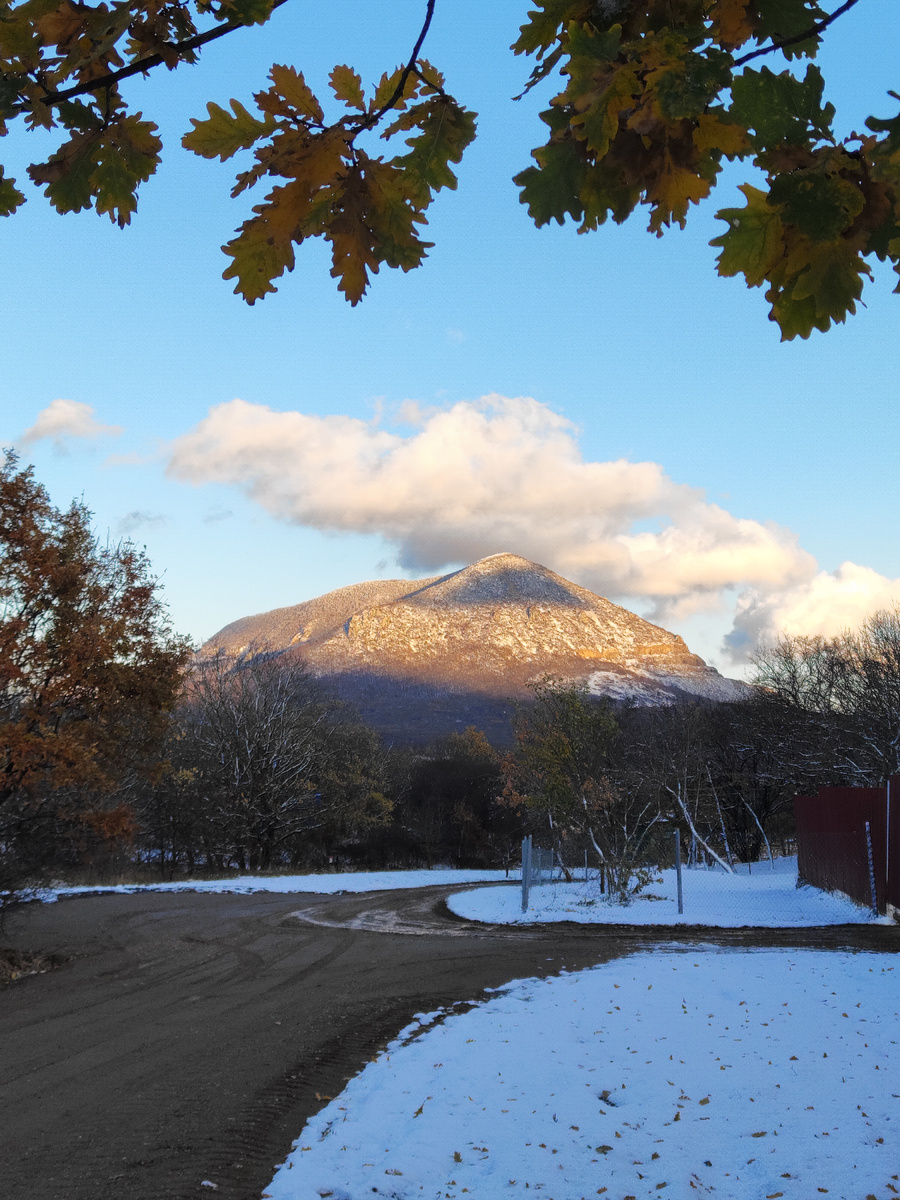 Картины осени. Первый снег. Змейка на закате. Привольное. 05.11.2024г.