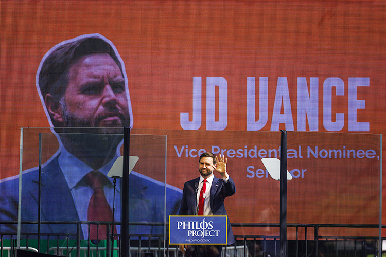    «С момента победы Трампа фактически начинается избирательная кампания Вэнса».   
Фото: © Annabelle Gordon/Consolidated News Photos / www.globallookpress.com