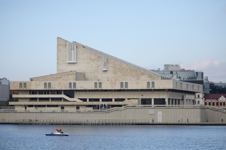    В августе 2023 года министр культуры РТ Ирада Аюпова рассказала журналистам, что Рустам Минниханов одобрил идею нового музыкального театра на нынешней площадке ТГАТ им. Камала.   
Фото: «БИЗНЕС Online»