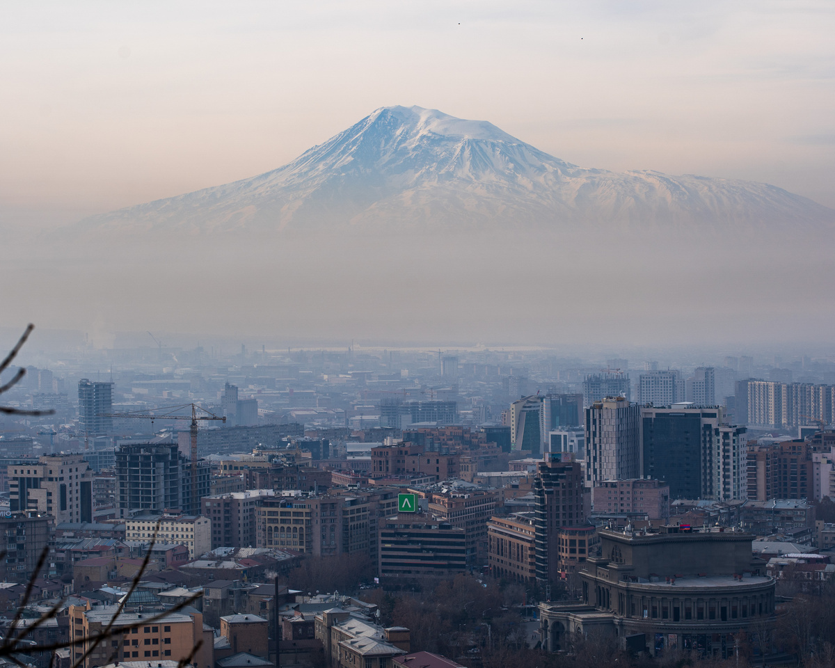 Вид на Арарат из парка Победы города Еревана.