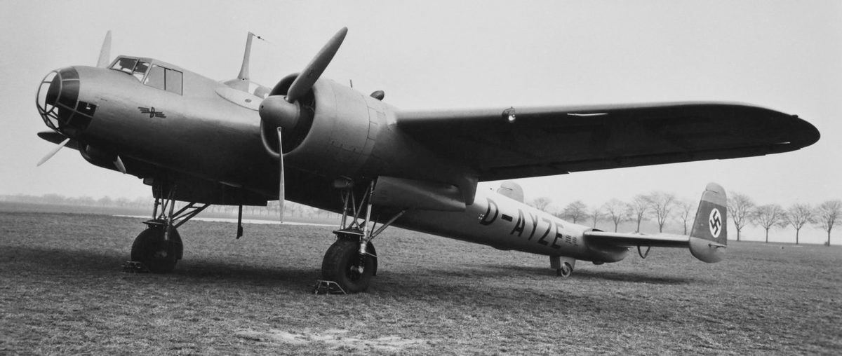 Картинка из свободных источников.  Лёгкий бомбардировщик Dornier Do 17 изначально разрабатывался как высокоскоростной транспортный самолёт. Прототип поднялся в воздух в 1934 году, а его тонкие линии принесли ему прозвище «Летающий карандаш». Впоследствии он был доработан как лёгкий бомбардировщик и поступил на службу в Люфтваффе в 1937 году, хотя к началу 1942 года был снят с передовой. Однако разработка базовой конструкции привела к созданию Do 215 и Do 217 Оба самолёта использовались до конца войны в 1945 году. Здесь представлен второй прототип Do 17M, в котором рядные двигатели с жидкостным охлаждением, использовавшиеся в предыдущих версиях, были заменены радиальными двигателями Bramo Fafner 323-A1 с воздушным охлаждением. 
