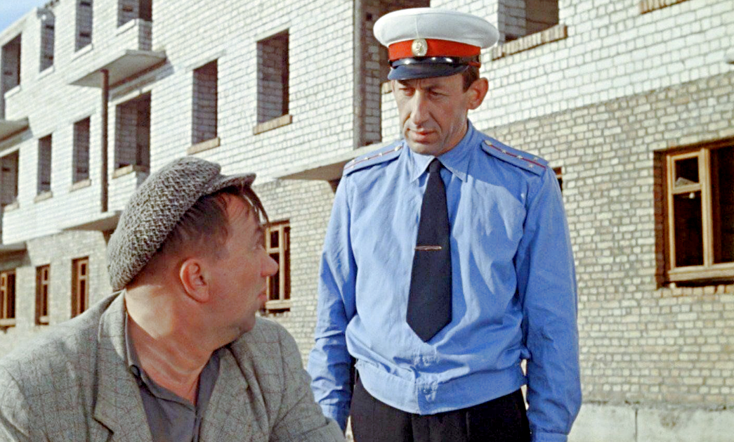 Кадр из легендарной комедии "Операция "Ы" и другие приключения Шурика" (1965 г.).