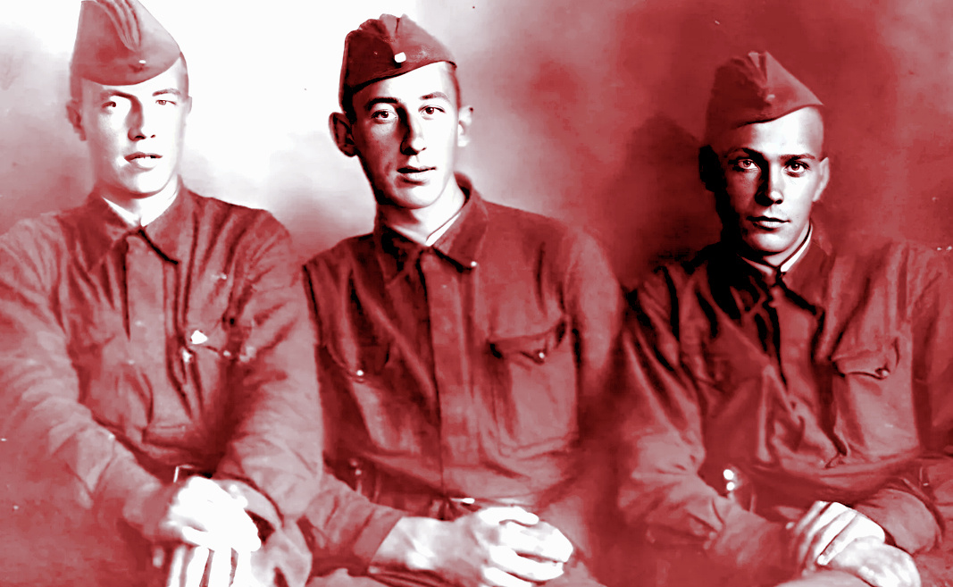 Герой повествования в компании сослуживцев.