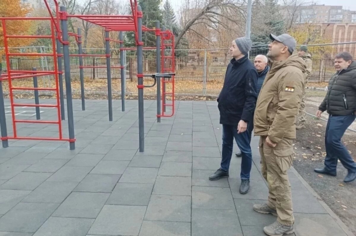    Полпред посетил школу №50, где Югра модернизировала пищеблок и спортивную площадку.