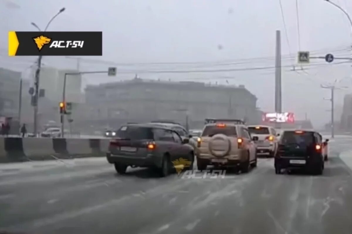    На Красном проспекте в Новосибирске произошло ДТП из четырех авто