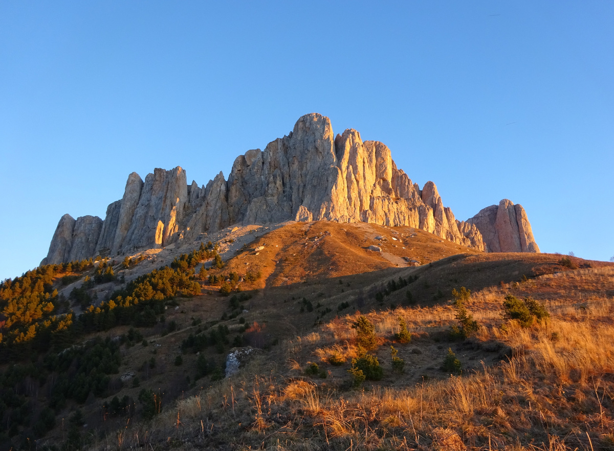 Визитная карточка гор Адыгеи - Большой Тхач. Снимок ноября 2016 года