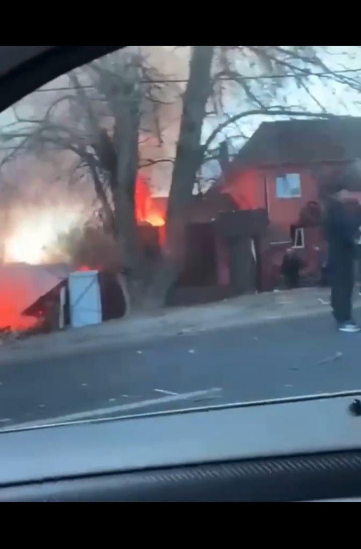 Горящий в Подмосковье дом.