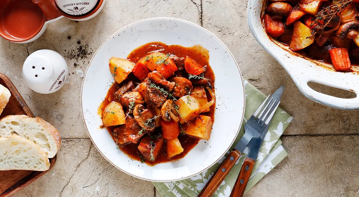   Жаркое из говядины с картошкой и грибами в горшочках