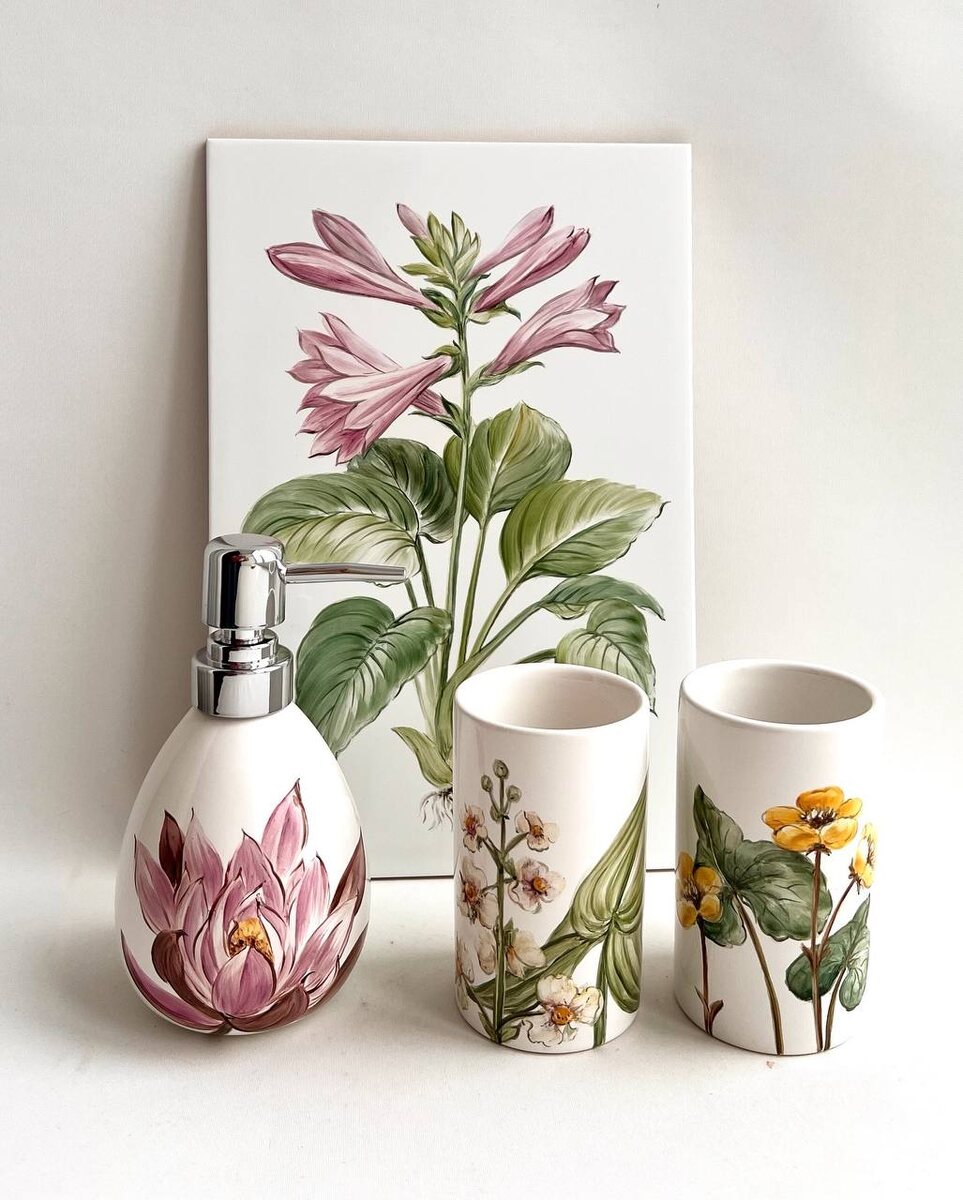 Дозатор и два стакана для щеток