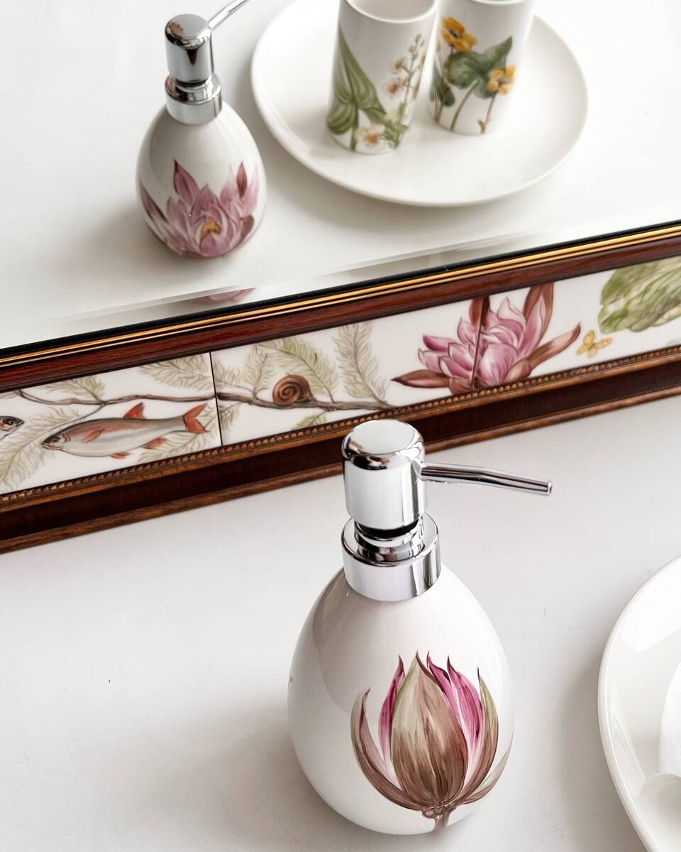 Дозатор на фоне настенного зеркала, расписанного под заказ для ванной