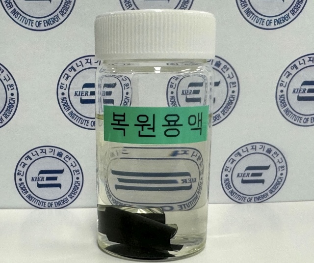 Материал  анода отработанной батареи, погруженный в восстанавливающий раствор  [Предоставлено Корейским институтом энергетических исследований]