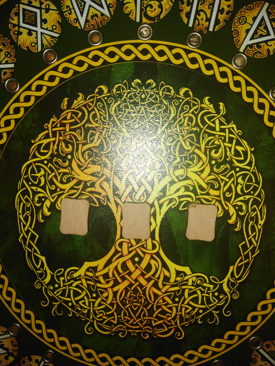 Фото 1. Выберите одну из трех рун . Фото канала Таро Портал .