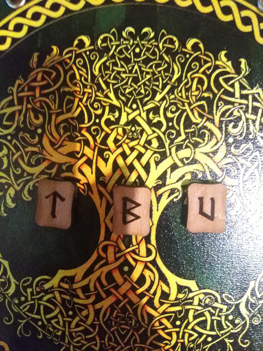 Фото 2. Найдите свою руну. Фото канала Таро Портал. 