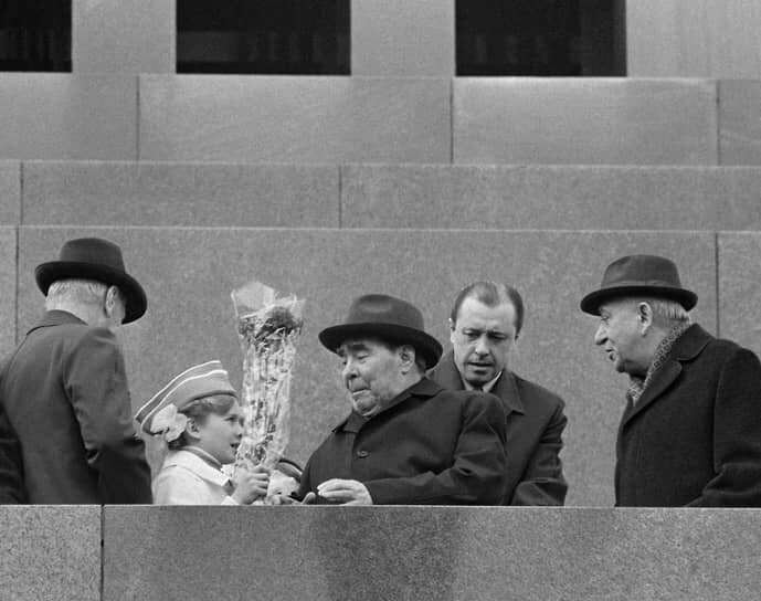 Второй справа — начальник службы безопасности, телохранитель Брежнева Владимир Медведев, автор книги «Человек за спиной» О смерти Леонида Брежнева было официально сообщено в четверг 11 ноября 1982 года в 11 утра по всем радиоканалам, а затем в программе «Время» диктором Игорем Кирилловым: Центральный комитет Коммунистической Партии Советского Союза, Президиум Верховного Совета СССР и Совет министров СССР с глубокой скорбью извещают партию и весь советский народ, что 10 ноября 1982 года в 8 часов 30 минут утра скоропостижно скончался генеральный секретарь Центрального комитета Коммунистической Партии Советского Союза, Председатель Президиума Верховного Совета СССР Леонид Ильич Брежнев. 