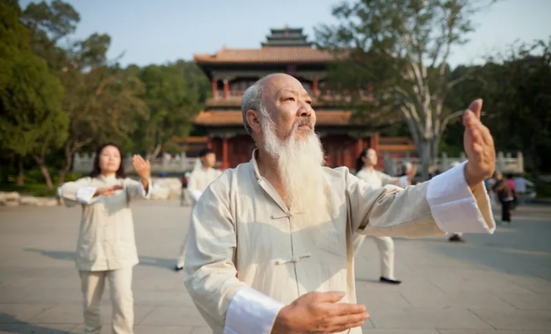 Китайская медицина и философия жизни на протяжении веков предлагают уникальные подходы к замедлению старения и поддержанию здоровья. В основе этих методов лежит комплексное понимание человека как части природы, а также гармонии между телом, разумом и окружающим миром.

### Философские основы

В китайской культуре старение рассматривается не как неизбежный процесс, а как естественная часть жизни. Концепция "Ци" (жизненной энергии) играет ключевую роль. Считается, что поддержание Ци в гармонии и ее балансирование способствует долголетию. Упражнения, диета и медитация — все это направлено на поддержание и укрепление этой энергии.

### Традиционная китайская медицина (ТКМ)

Традиционная китайская медицина предлагает множество методов и практик, которые могут помочь замедлить старение:

1. **Акупунктура**: Этот метод включает в себя введение игл в определенные точки на теле для улучшения циркуляции Ци и снятия блокировок. Акупунктура может помочь в снижении стресса, улучшении сна и укреплении иммунной системы, что в свою очередь способствует замедлению процессов старения.

2. **Фитотерапия**: Китайская фитотерапия использует разнообразные травы для поддержания здоровья и замедления старения. Например, такие травы, как женьшень, гинкго билоба и реиши, известны своими антиоксидантными свойствами и способностью улучшать общее состояние организма.

3. **Цигун и Тайцзи**: Эти практики медитативного движения помогают укрепить тело и душу, улучшить гибкость и баланс, а также снизить уровень стресса. Регулярные занятия цигуном и тайцзи способствуют улучшению кровообращения и укреплению мышц, что особенно важно для пожилых людей.

### Диета и питание

Китайская кухня предлагает множество ингредиентов, способствующих здоровью и долголетию. Вот некоторые из них:

1. **Зеленый чай**: Содержит мощные антиоксиданты, способствующие защите клеток от повреждений и замедляющие процессы старения.

2. **Соевые продукты**: Тофу и соевое молоко содержат изофлавоны, которые могут помочь в поддержании гормонального баланса и улучшении состояния кожи.

3. **Овощи и фрукты**: Большое количество овощей и фруктов в рационе, особенно тех, которые богаты витаминами и минералами, помогает поддерживать здоровье и замедлять старение кожи.

4. **Морепродукты**: Они являются источником полезных жиров и белков, которые необходимы для поддержания здоровья клеток.

### Психологическое здоровье

Китайская философия также акцентирует внимание на важности психоэмоционального состояния. Практики медитации и осознанности помогают снизить уровень стресса, улучшить концентрацию и общее психическое здоровье. Долгожители в Китае, как правило, ведут активную социальную жизнь, что также способствует их долголетию.

### Заключение

Китайский способ замедлить старение — это комплексный подход, включающий физические, эмоциональные и социальные аспекты. Он основан на древних знаниях и практике, которые подтверждаются современными исследованиями. Внедрение этих методов в повседневную жизнь может помочь улучшить качество жизни и замедлить процессы старения.