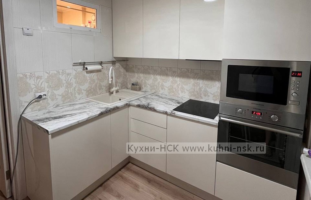 Угловой маленький кухонный гарнитур в размере 1570х2300 мм, фасад AGT 647 Глянцевый Bianco