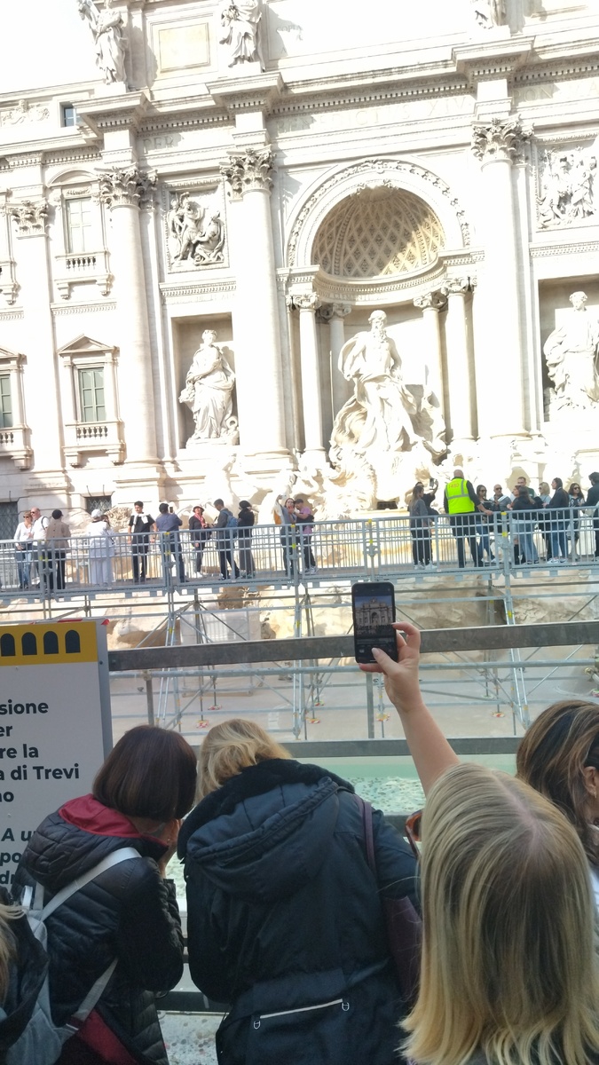 Видите за заборчиком поблесаивает бассейн с водой? Теперь - бросаем туда. Рим, фото автора 