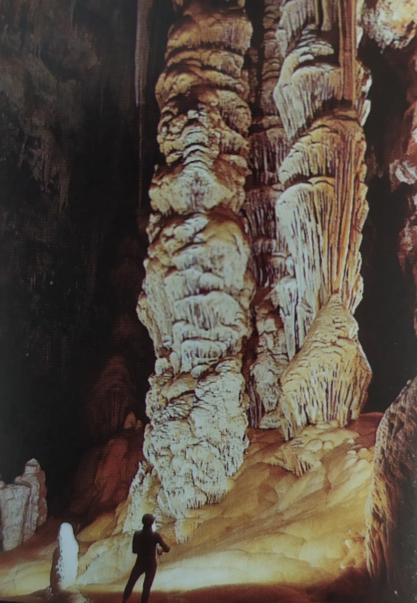 Иногда сталактиты и сталагмиты соединяются, образуя колонны - сталагнаты