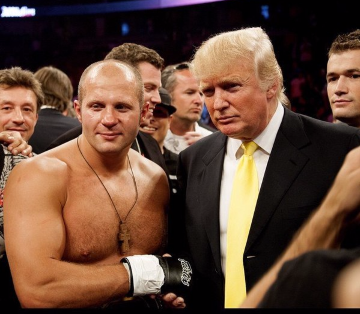 Величайший Фёдор Емельяненко и мужик в жёлтом галстуке