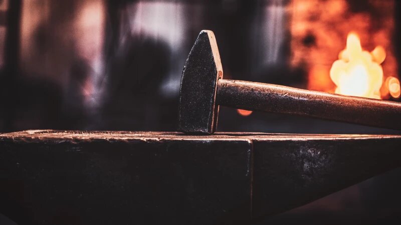     Кузница. Молоток. freepik.com