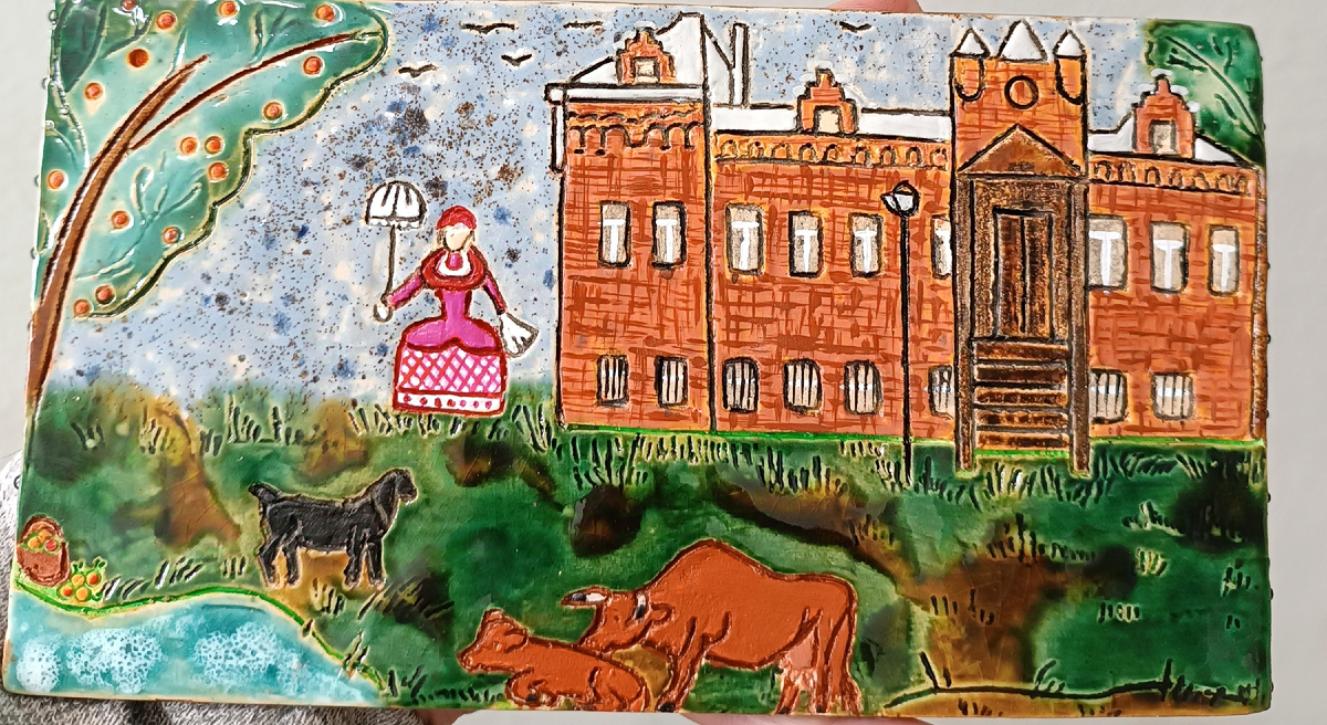 Звено «ПОЯСА МИРА» выполнено из глины. Изображение территории Савёлово: усадьба, барыня, красногорбатовские коровы, яблоневый сад - выполнены в технике роспись глазурью.