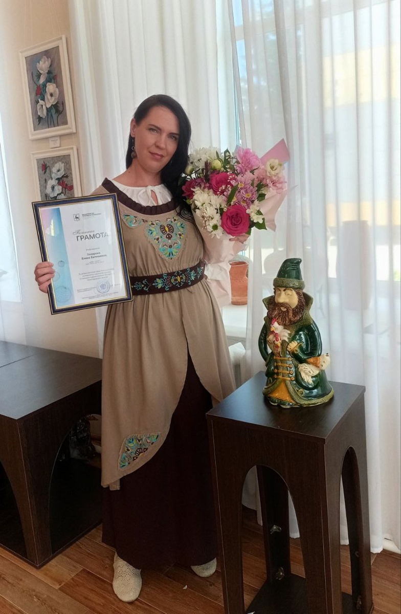 Елена Захарова со своим самым узнаваемым персонажем.