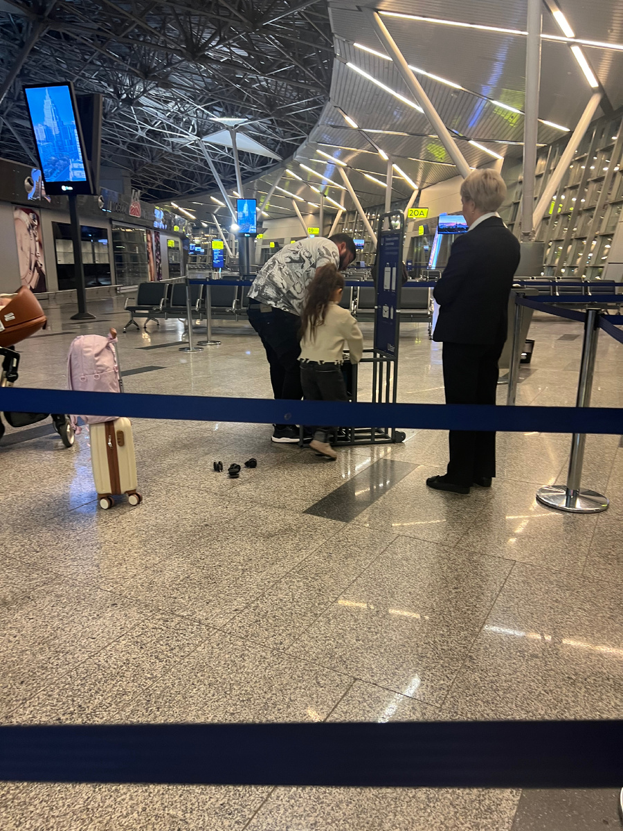 Попытка засунуть багаж в калибратор UTAIR. Пассажиры в итоге не полетели. 