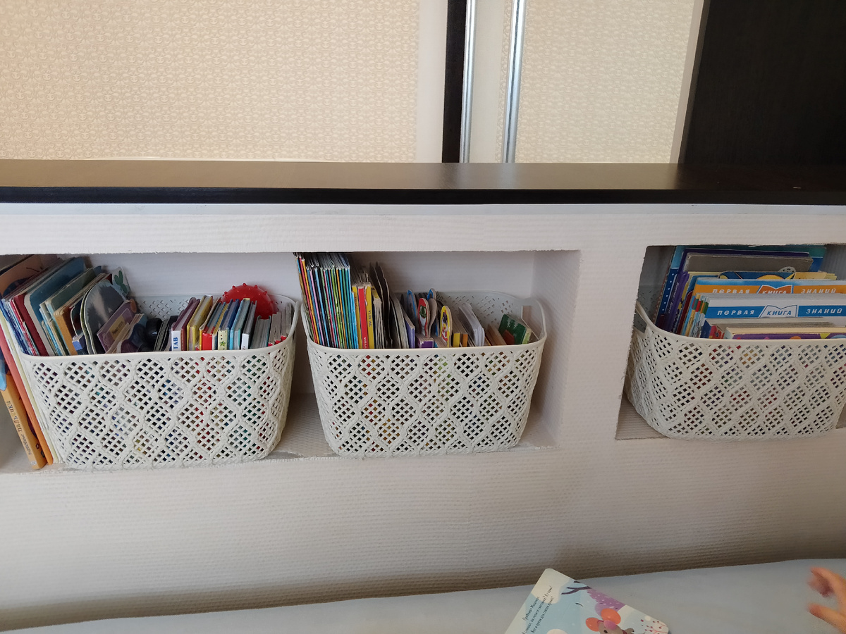 Книжный уголок для нашей младшей дочки. Ей 1 год 6 месяцев. 