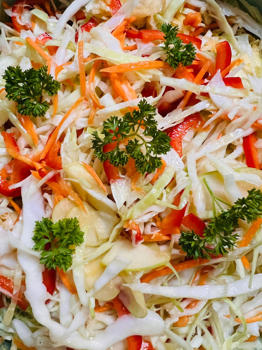 Нам понадобятся : капуста 2,5 кг , болгарский перец 2-3 шт, зелёное яблоко 3 шт, морковь 2 шт,уксус 1 ст,сахар 1 ст, подсолнечное масло 1 ст,соль 2 ст ложки с горкой.Всё,кроме моркови шинкуем  на тёрке для капусты,морковь натираем на тёрке для корейской моркови.Добавляем соль,сахар,масло,уксус и хорошо перемешиваем.Ставим в холодильник,через 3 часа салат готов.