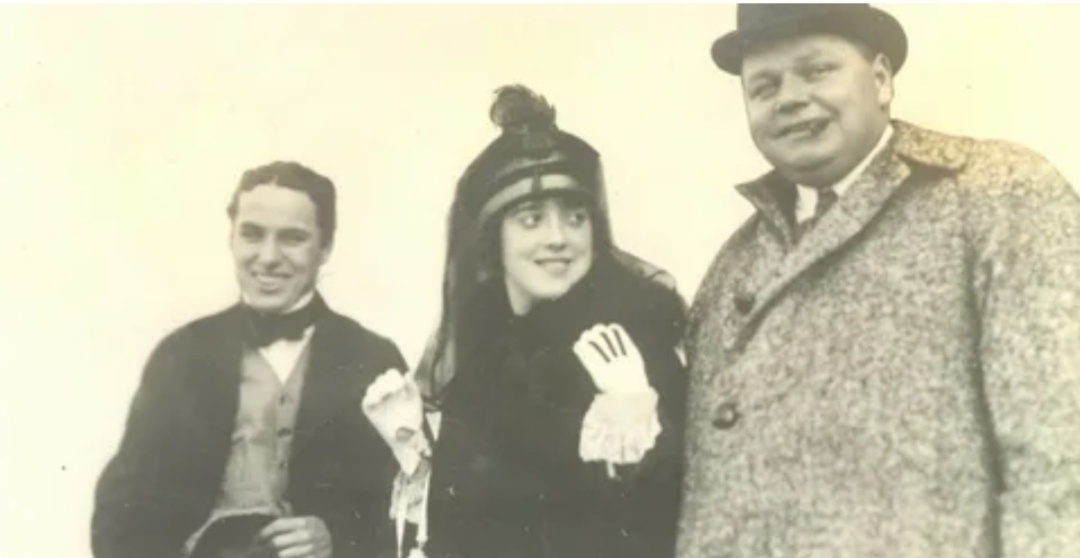 Чарли Чаплин, Мейбл Норманд (частая партнерша по фильмам Роско Арбакла) и он сам