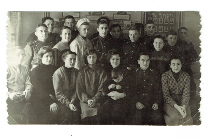        Марина  Кузьмина (Рябкова) в центре                                     Конец 60-х