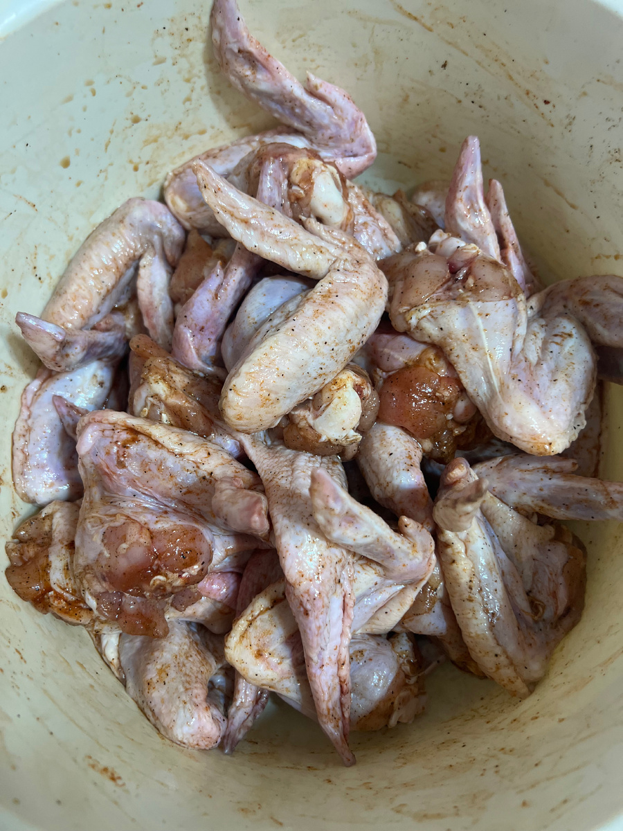 Ставим в разогретую до 180 градусов духовку на час,потом переворачиваем ,смазываем тонким слоем мёда и ставим в духовку на 15 мин.После снова переворачиваем,смазываем мёдом и ставим в духовку до появления золотистой корочки.