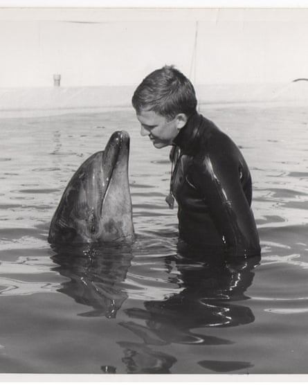 Блэр Ирвин тренировал дельфинов для армии. Фотография: Авторские права ВМС СШАПросмотреть изображение в полноэкранном режиме