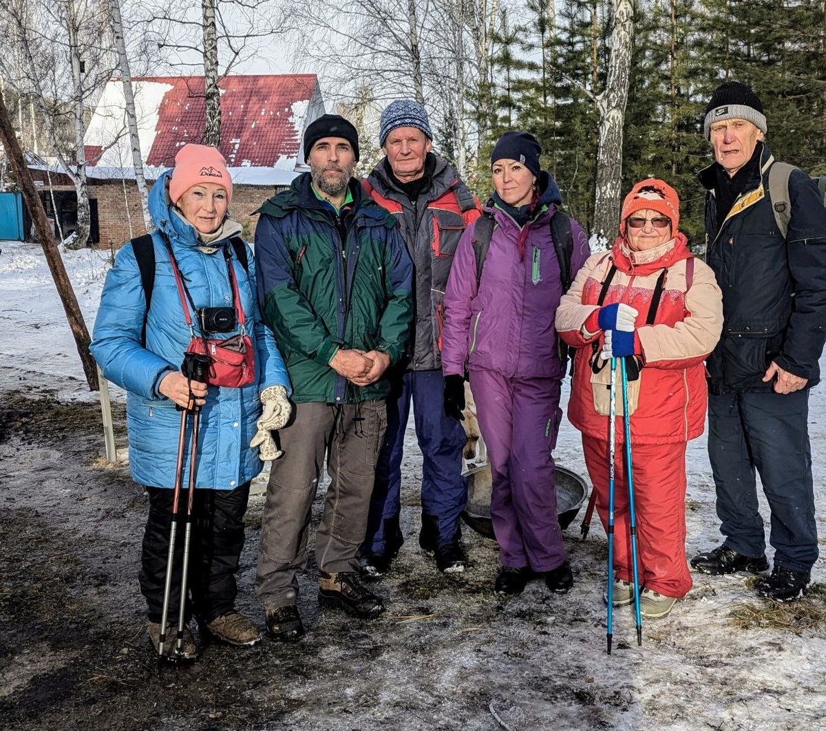 Организатор тропы Иван Васильевич в окружении настоящих советских туристов (я не в счет)))Слева направо Людмила Липатова, Иван Васильевич Мерзляков, Контарев Владимир, Оксана Лыткина, Маргарита Хатмулина, Фарит Хабиров
