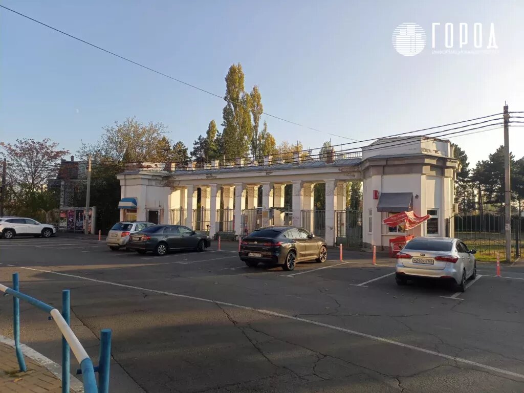 Входная группа стадиона «Труд».