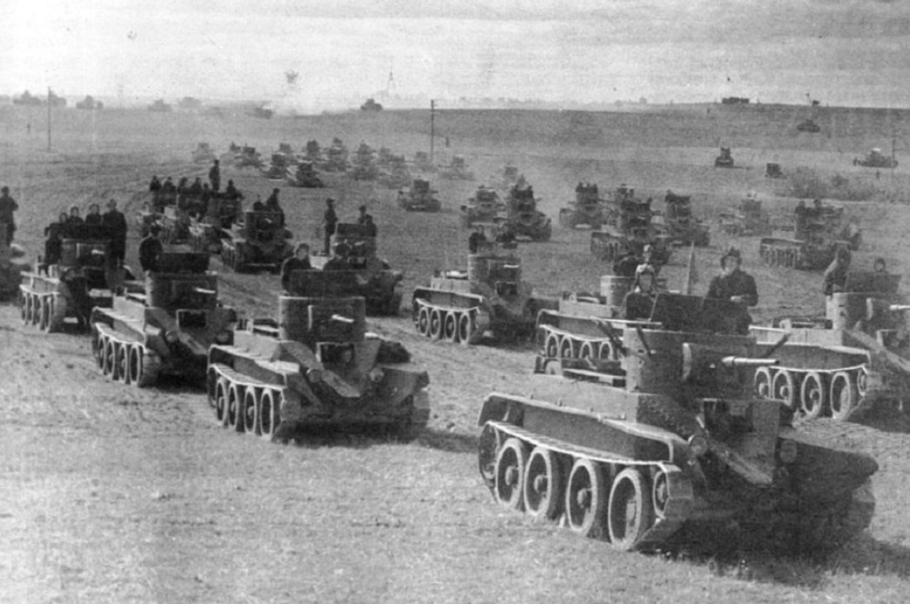 На Киевских маневрах 1935 года. Источник - https://vk.com/wall-57819359_111823?z=photo-57819359_430616108%2Fwall-57819359_111823