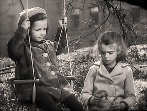  Наталья Защипина и Нина Иванова в фильме "Жила-была девочка" (1944)