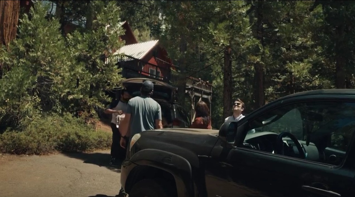 Страна США                                                                                                                                           Жанр триллер                                                                                                                                               
Слоган «В лесу появился новый хищник»
Режиссер Адам Ньюачек
Сценарий Холли Кенни
Продюсер Кайл Ньюачек, Рэм Пол Силби
Оператор Трэвис Проу
Композитор Дэнни Веббер
Художник Марго Граседа, Кассандра Ревер
Монтаж Адам Ньюачек, Кайл Ньюачек